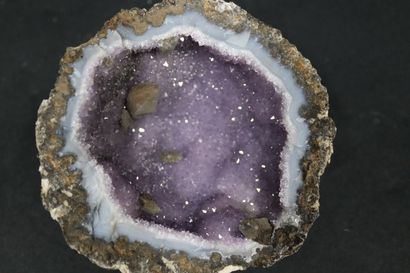 null Quartz, calcite: complete geode, "body" and "cap", quartz mamelons 

amethyst...