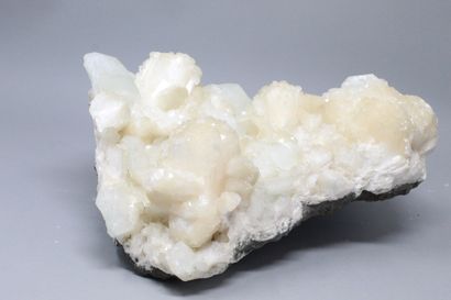 null Apophylite : cristaux vert pale (3cm), stibilite blanche à jaune clair (1983)

Poona,...