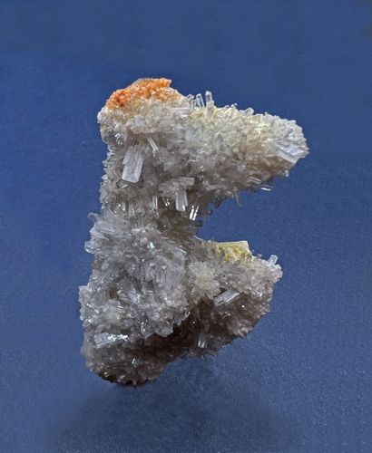 null Celestine : hérisson petits de petits cristaux translucides (5mm) ; quelques...