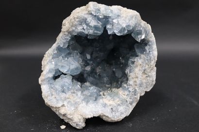 null Celestine (geode) : blue crystals (up to 4cm) at the bottom of a geode Majunga,...