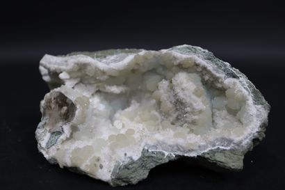 null Prehnite: geode with mamelinated crystals (5 mm), traces of okenite 

India...