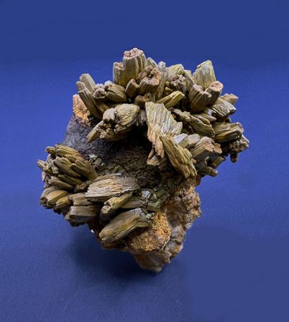 null Remarkable pyromorphite (old collection): beautiful green-brown hexagonal barrels...