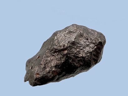 null Meteorite : massive ferrous sample, metallic grey, brilliant, presenting a strong...