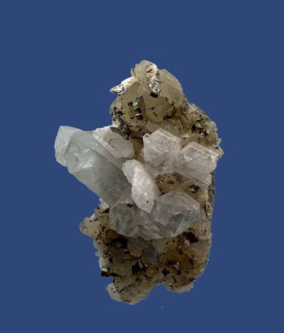 null 
Association pyrrhotite, quartz, sidérite, albite : cristaux pyrhotite irisés...