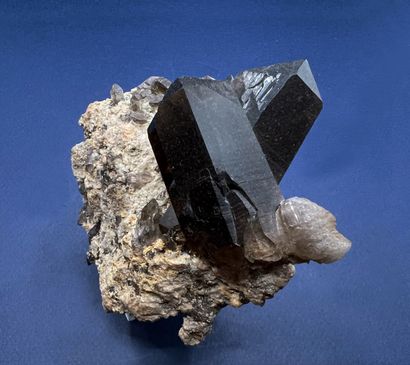 null Smoky quartz with morion: bipyramid crystals (5 cm) morion (black), well 

on...