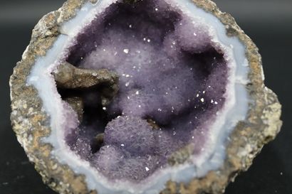 null Quartz, calcite : géode complète, "corps" et "chapeau", mamelons quartz 

améthyste...