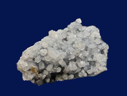 null Apophyllite, quartz: white crystals (up to 30 mm), bluish quartz (1983)

Poona,...