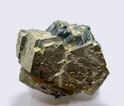 null Pyrite: exceptional free pentagono-dodecahedron with sharp faces and rather...