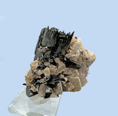 null Aégyrine, quartz, orthose : beau cristal isolé bien terminé noir et brillant,...