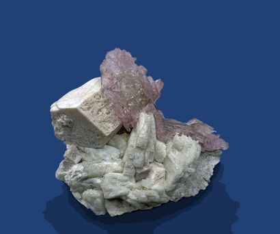 null Exceptionnelle association quartz rose, quartz fumé, orthose, clevelandite :...