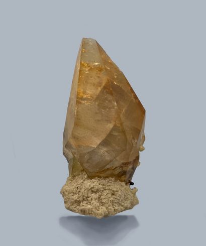 null Calcite, baryte, blende: amber yellow and transparent biterminated scalenohedron,...