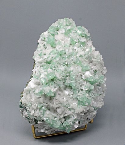 null Apophylite verte : cristaux bipyramidés (3 cm) sur stilbite blanche (1983)

Poona,...