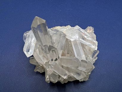 null Hyaline quartz: elongated prisms, one of which is the main one (6 cm)

Dimensions...
