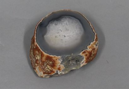 null Grey agate: half geode polished face, with inclusion of water bubble quartz...
