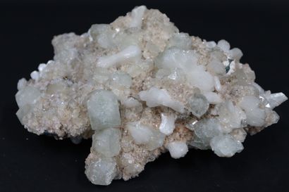 null Apophyllite: green quadratic crystals (30 mm) and white stilbite (35 mm) Poona,...