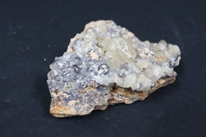 null Cerusite: pale yellow prismatic crystals (30 mm) on gangue with blende Mibladen,...