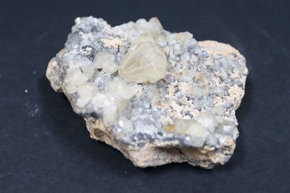 null Cerusite: pale yellow prismatic crystals (30 mm) on gangue with blende Mibladen,...