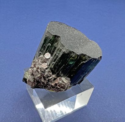 null Tourmaline bi-colored: chunky prism with flat end, dark to light green (20 x...