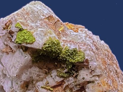 null Pyromorphite, fluorite : plages de cristaux aciculaires verts sur cubes de fluorite...