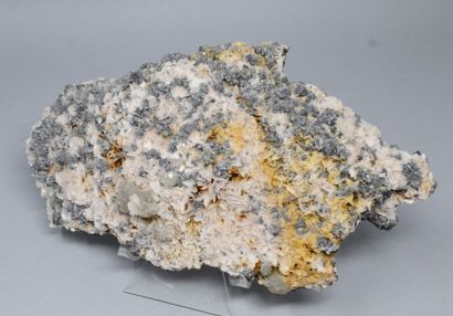null Association cerussite, baryte, blende: crystals and mottled group (2 cm) yellow...
