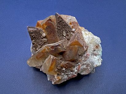 null Calcite: group of points (30mm) dark and light brown, on gangue 

Mexico

Dimensions:...