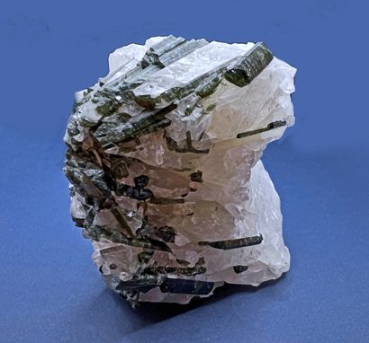 null Tourmaline : prismes verts (jusqu'à 55 mm) "en étoile" dans quartz massif. 

Minas...