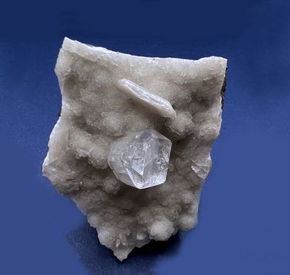 null Apophyllite, stilbite : mono cristal quadratique limpide et brillant (2 cm)...