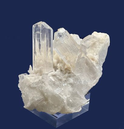 null 
Elégant Gypse : deux grands cristaux principaux transparents (14 et 10 cm)...