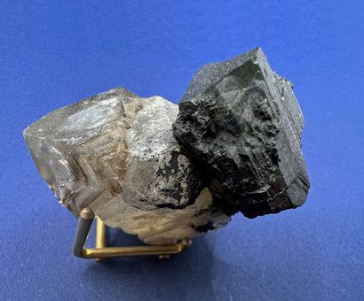 null Tourmaline, smoky quartz: green prism 25 x 25 x 15 mm with dissolutions 

attached...