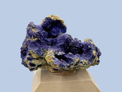 null Azurite: white geode with millimeter blue crystals (1982)

Burra, South Ausralia

Dimensions:...