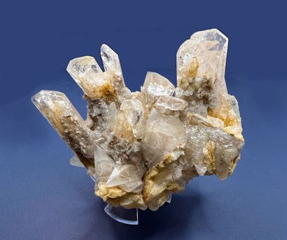 null Danburite, calcite : gerbe de 12 cristaux prismatiques gemmes jusqu'à 7 cm,

terminaison...