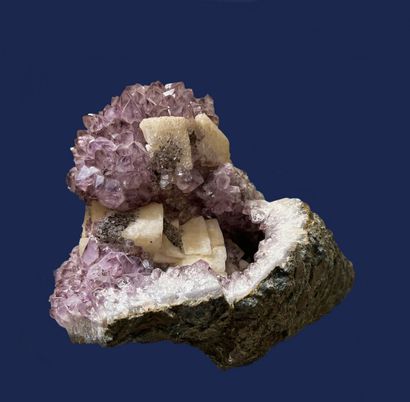Amethyst quartz, calcite: points in a geode...
