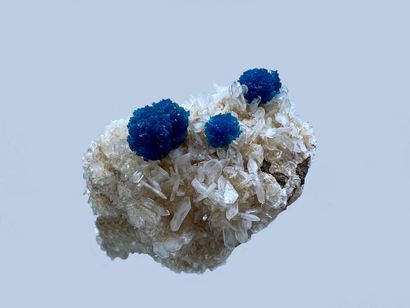 null Belle cavansite, stilbite, apophyllite : sphérules bleu électrique (12 mm) sur

tablettes...
