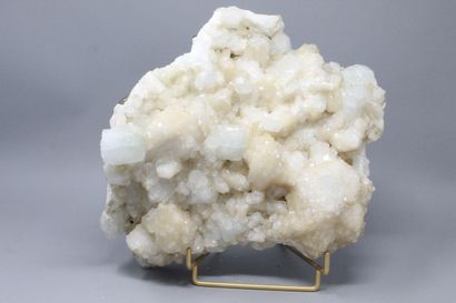 null Apophylite : cristaux vert pale (3cm), stibilite blanche à jaune clair (1983)

Poona,...