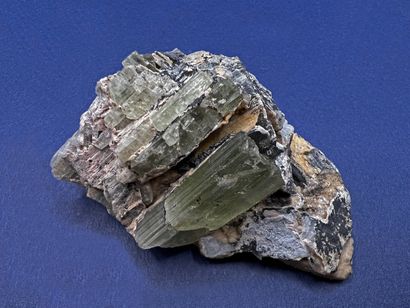 null Green hiddenite: biterminated and parallel green prismatic crystals, 

translucent...