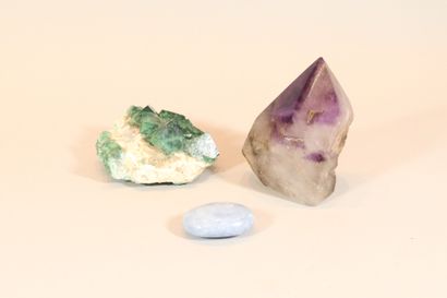 Lot including an important crystal of amethyst,...