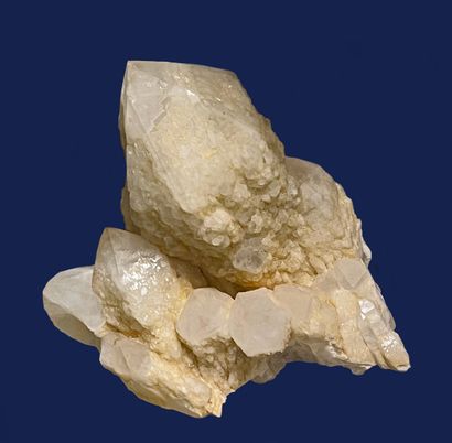 null Pineapple" quartz: large milky crystals in creamy yellow point, a dominant Madagascar...