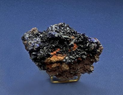 null Azurite, malachite : parterre de cristaux bien formés (< 1 cm) bleu très foncé...