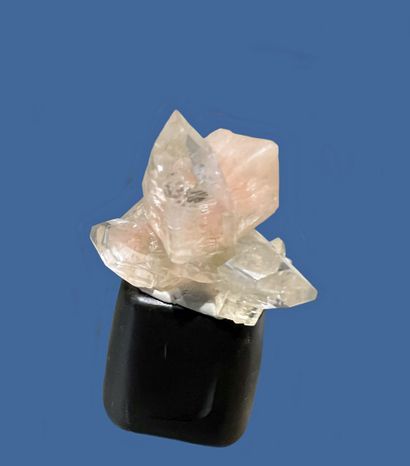 null Small clear apophyllite, stilbite (socled) 

Dimensions : 4 cm.