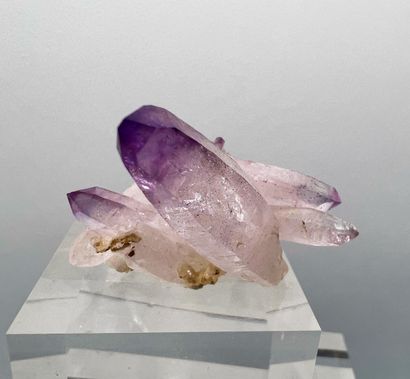 Amethyst quartz: small cluster of well-terminated...