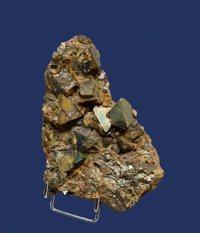 null 
Chalcopyrite : cristaux tétraédriques brillants (jusqu'à 3 cm) sur gangue 



Pérou...