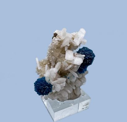 null Cavansite, stilbite: two well-crystallized dark indigo blue centimetric spherules

crystallized,...