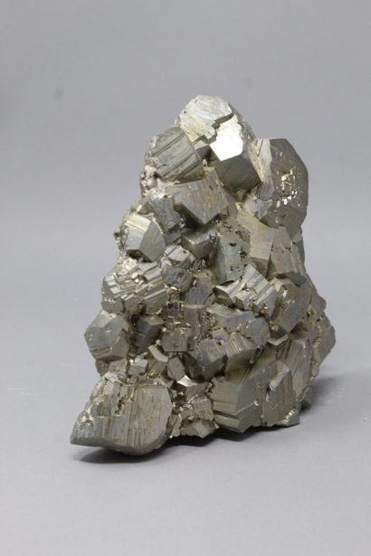 null Pyrite : bel agrégat de dodécaèdres brillants jusu'à 4 cm 

Mine San Genaro,...