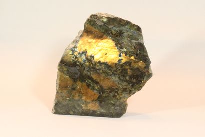 null Labradorite golden, one side polished. 

Height: 28 cm.