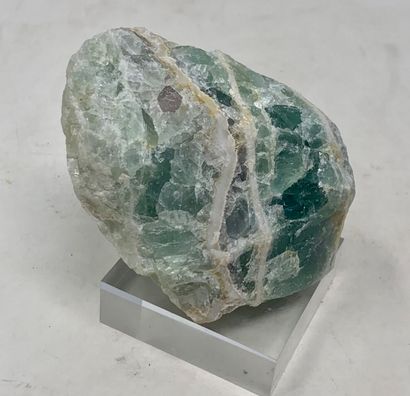null Fluorites : trois spécimens peu cristallisés, verte, mauve, avec calcite 

Dimensions...