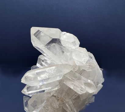 null Quartz hyalin : bel "hérisson" de cristaux hyalins bien formés et bien terminés...