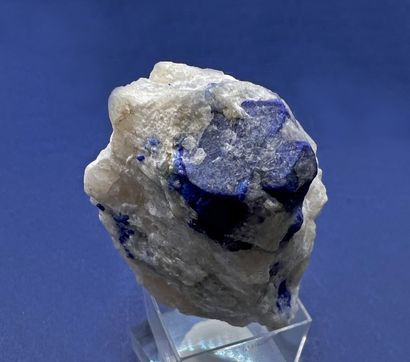 null Lapis Lazuli, quartz : cristaux de forme peu affirmée (2,5 cm) mais d'une jolie...