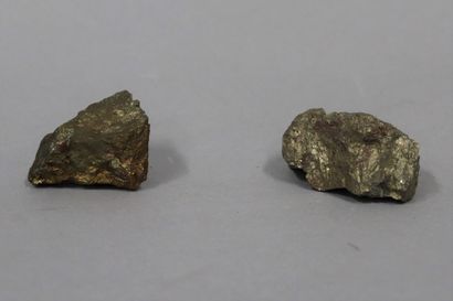  Mispickel orifère : deux échantillons de minerai dans une boite 
Mine d'or de Salsigne,...