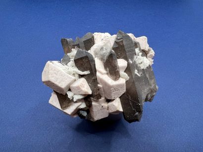 null Microcline, smoky quartz, albite: pinkish beige prisms (cm) of microcline, smoky...