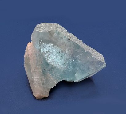 null Blue topaz : beautiful free prismatic crystal, gem (slightly loaded), of well...